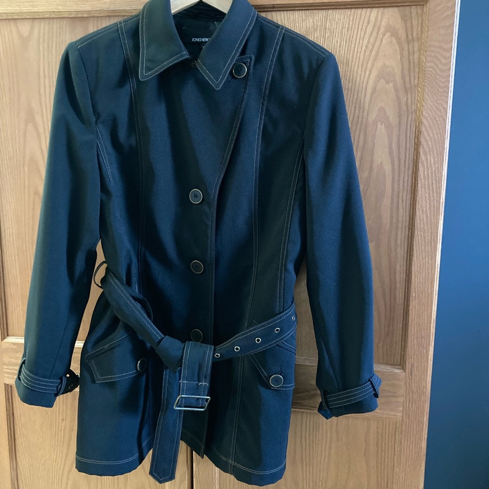 Jones New York single breasted medium length trench coat Size 12. NWOT Classic
